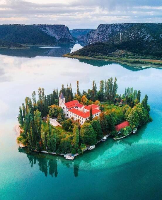 Peaceful House In Nature Nearby National Park Krka Hébergement de vacances Bristane